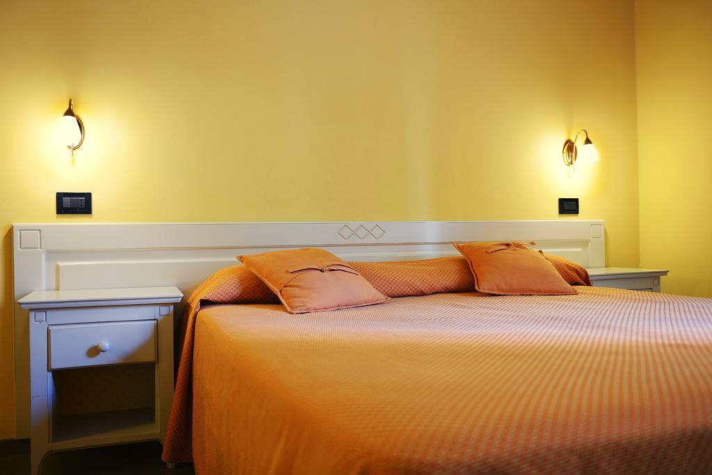 Hotel Marisa Αλμπένγκα Δωμάτιο φωτογραφία